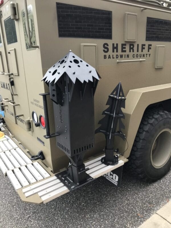 The back of a sheriff's vehicle has a DRACO TRUCK MOUNT on it.